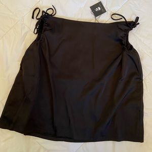 Black keyhole skirt